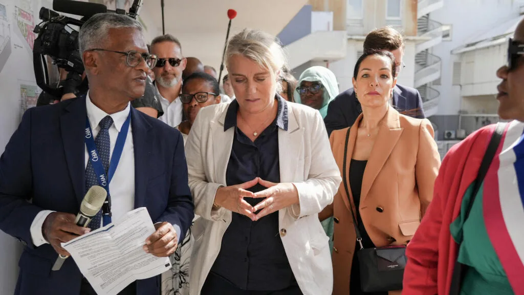 Mayotte: visite de la ministre de la Santé au centre hospitalier, où on se prépare à d'éventuels cas d'Ebola