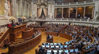Aguiar-Branco convoca conferência de líderes para amanhã para decidir data da moção de censura do Chega