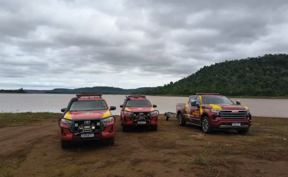 Jovem de 22 anos desaparece em represa após pane fazer barco girar e lançar três homens na água durante campeonato no PR