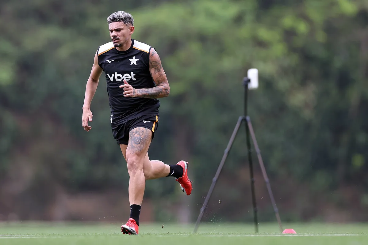 Escalação do Botafogo: Tiquinho Soares será opção para Bellão pela primeira vez contra Bragantino