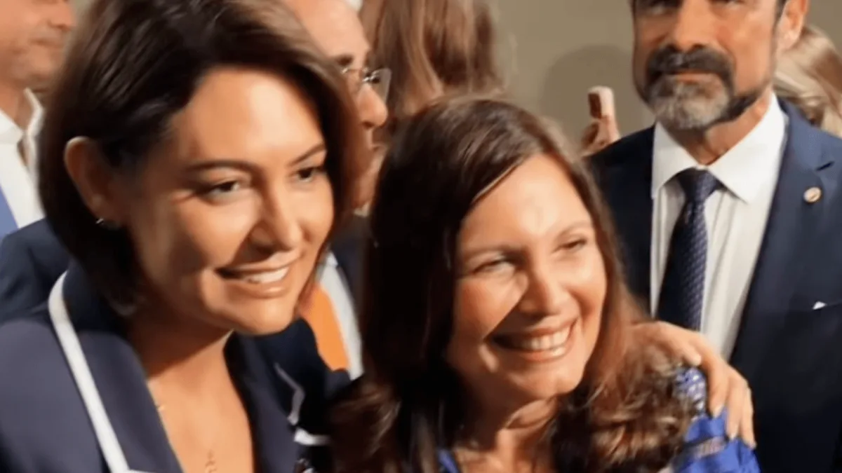 Michelle Bolsonaro e Bia Kicis farão lives semanais até as eleições
