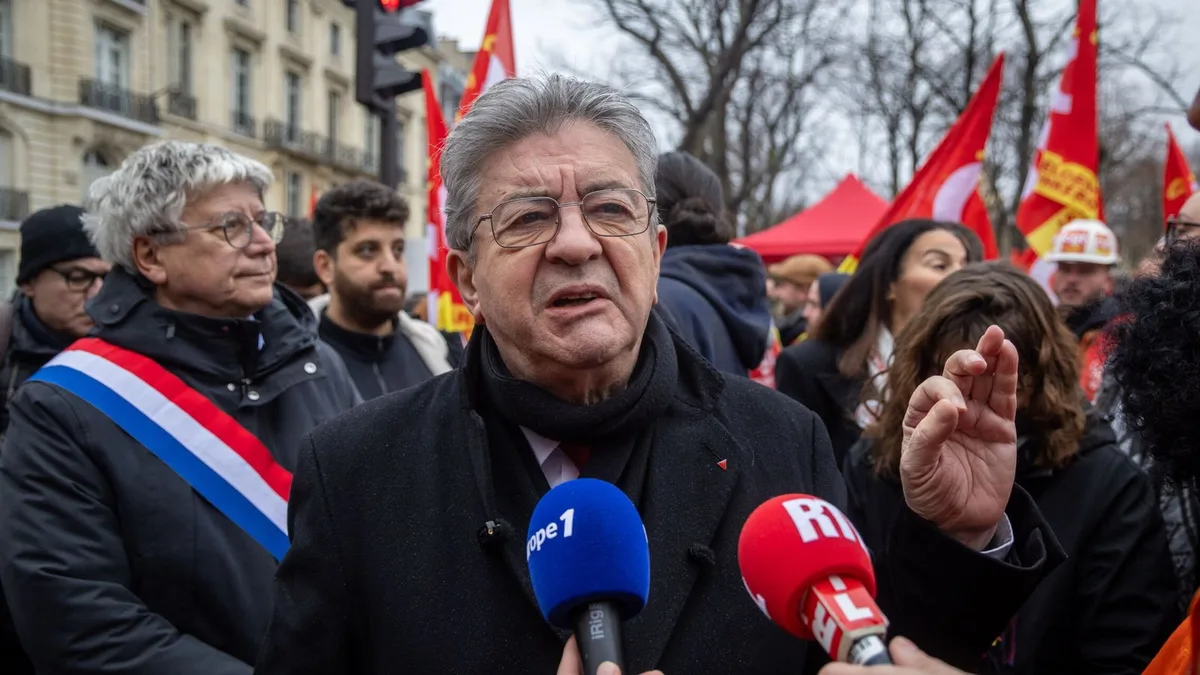 Un sondeo coloca al izquierdista Mélenchon cerca de pasar a la segunda vuelta de las elecciones ante Le Pen