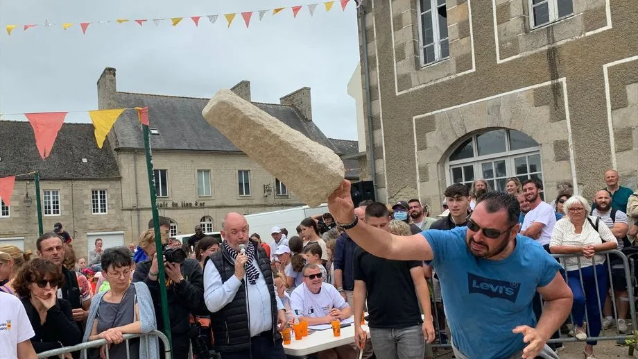 CARTE - Lancer de menhirs, d'espadrilles, cracher de noyaux : découvrez les concours les plus insolites de France