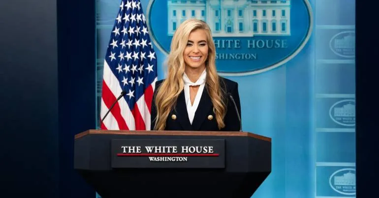 Porta-voz da Casa Branca confundiu o marido com Trump