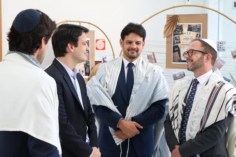 Prefeito de Curitiba participa das orações do Yom Kipur, o Dia do Perdão