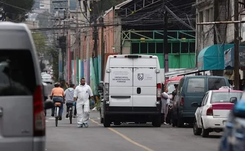 Ejecutan a joven en calles de Iztapalapa; agresores huyen en motocicleta