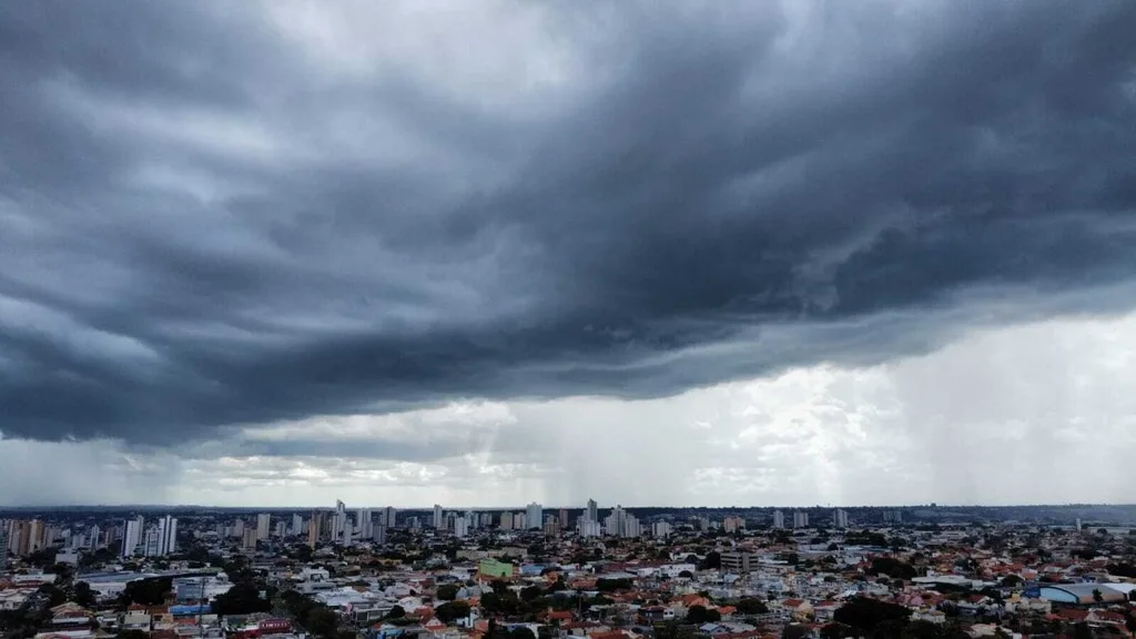 Após chuva cancelar desfile, MS terá tempo seco e alerta de vendaval
