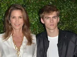 "Eine gütige, schöne Seele": Cindy Crawford äußert sich erstmals nach Tod ihres Sohnes