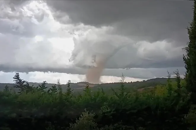 Aude: un village quasiment détruit par une tornade