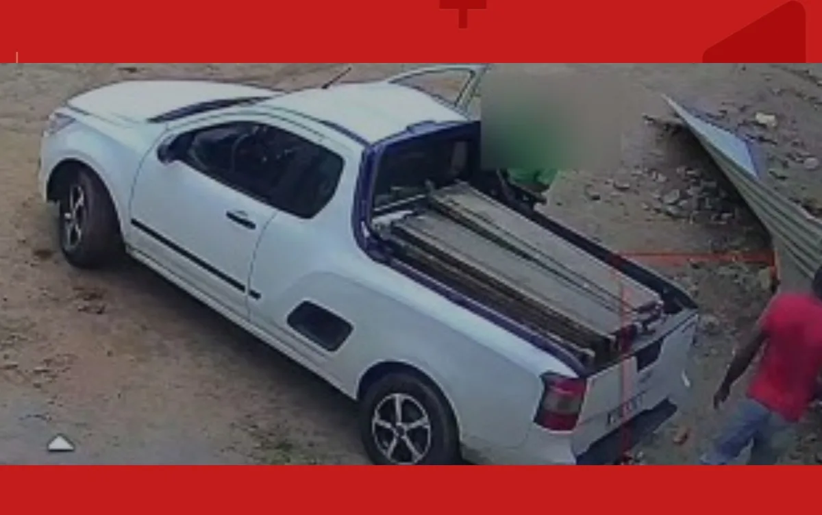 VÍDEO: dupla furta peças de andaime de obra em Feira de Santana; material foi recuperado