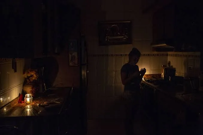 Reportan mega apagón rojito en al menos cinco estados de Venezuela la noche de este #29Ago