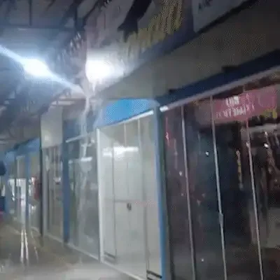 Tempestade alaga centro comercial em Aquidauana antes mesmo de alerta