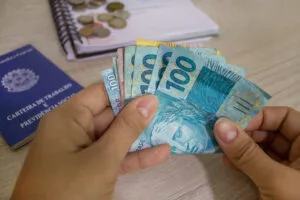 Auxiliar com funções de líder garante diferenças salariais por desvio de função