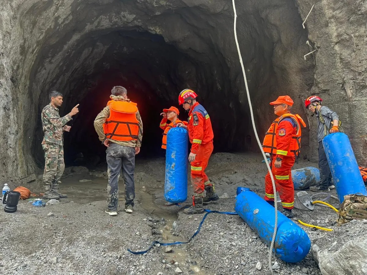 ‘Tudo lotado de lama’: operador de drones relata dificuldades em resgates em túneis no Nepal