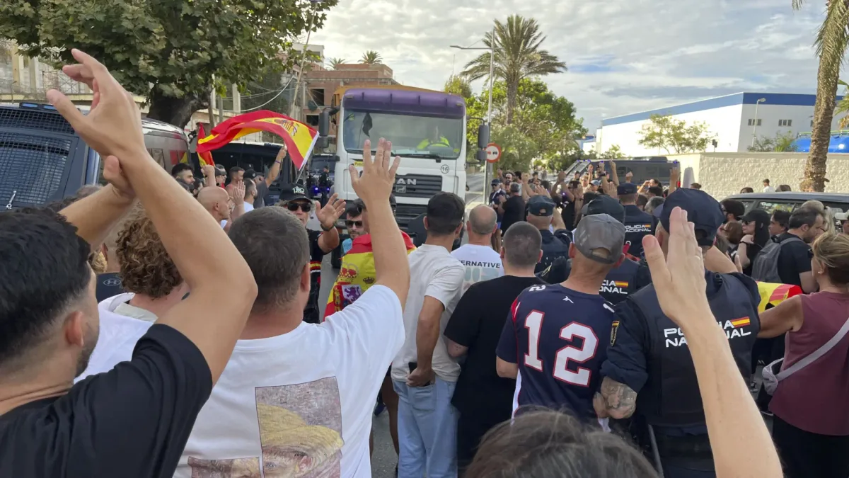 La tercera jornada de protestas en Ceuta deriva en cargas, incendios y el bloqueo de ayuda de Cruz Roja