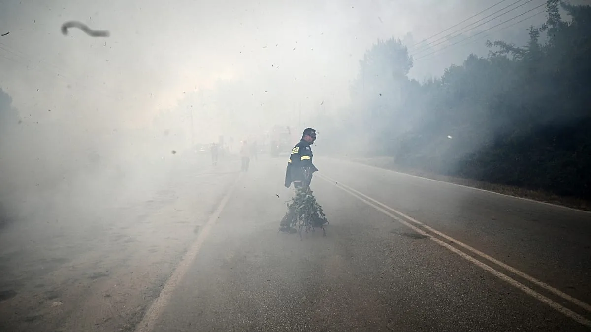 “Muralha de fogo” obriga a evacuação por mar na Grécia, enquanto incêndios continuam a assolar a Europa