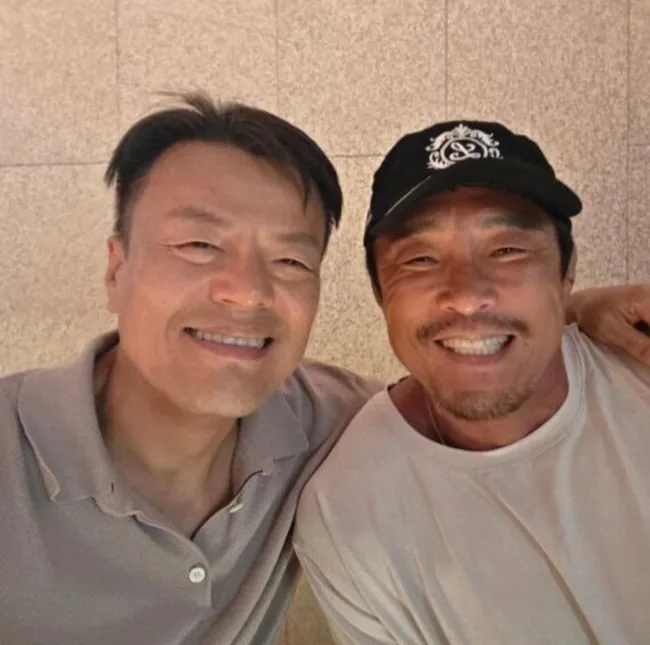 '방송 중단' 추성훈, 깜짝 근황 포착…박진영과 재회 "은퇴전 위해"