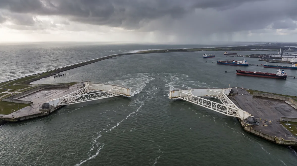 Duas portas de 210 metros ficam abertas para navios durante quase todo o tempo, mas conseguem fechar sozinhas quando o mar ameaça avançar sobre Rotterdam