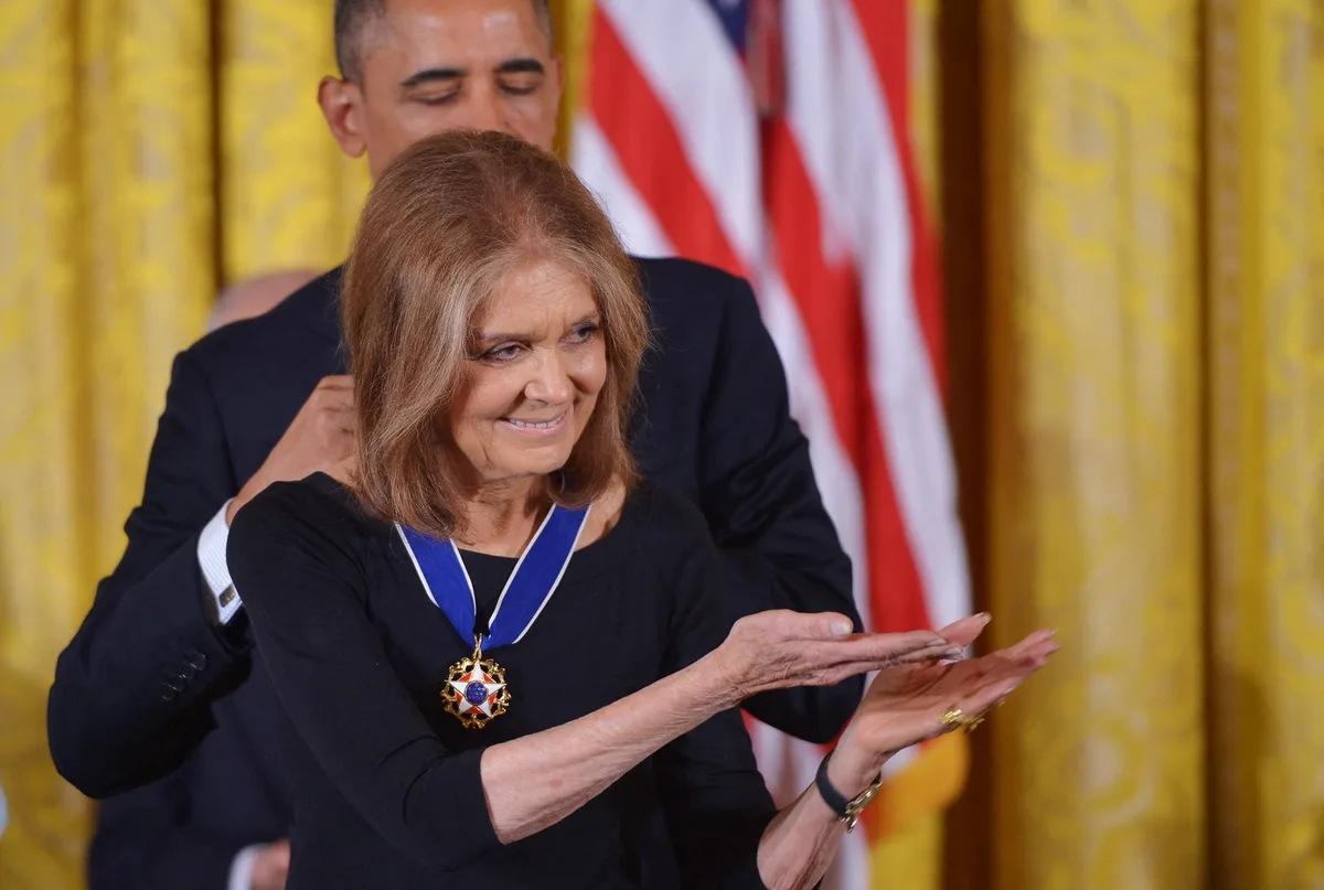 Hillary Clinton, Meghan Markle e feministas inundam redes de homenagens a Gloria Steinem