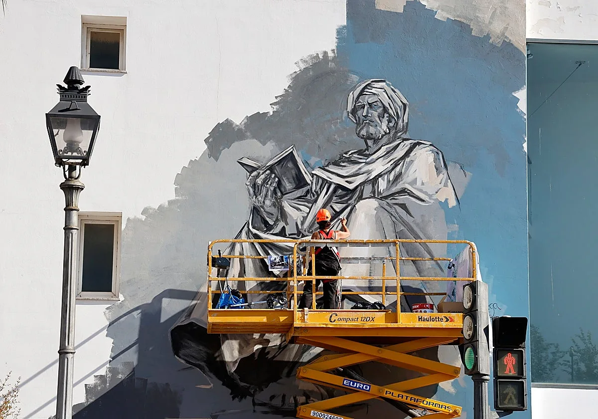 Averroes se asoma al Guadalquivir y a Córdoba en un monumental mural de Eva Vega