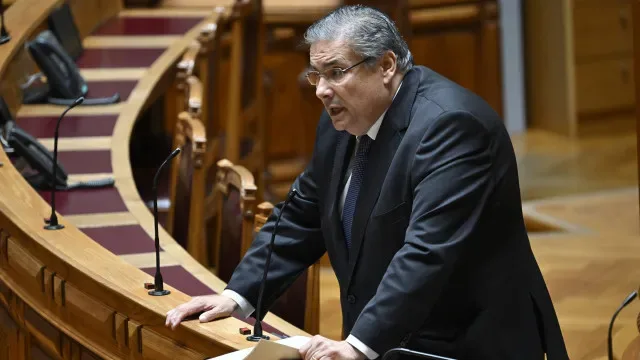 Habitação? Governo avisa que "não vai ceder aos gritos que vêm da rua"