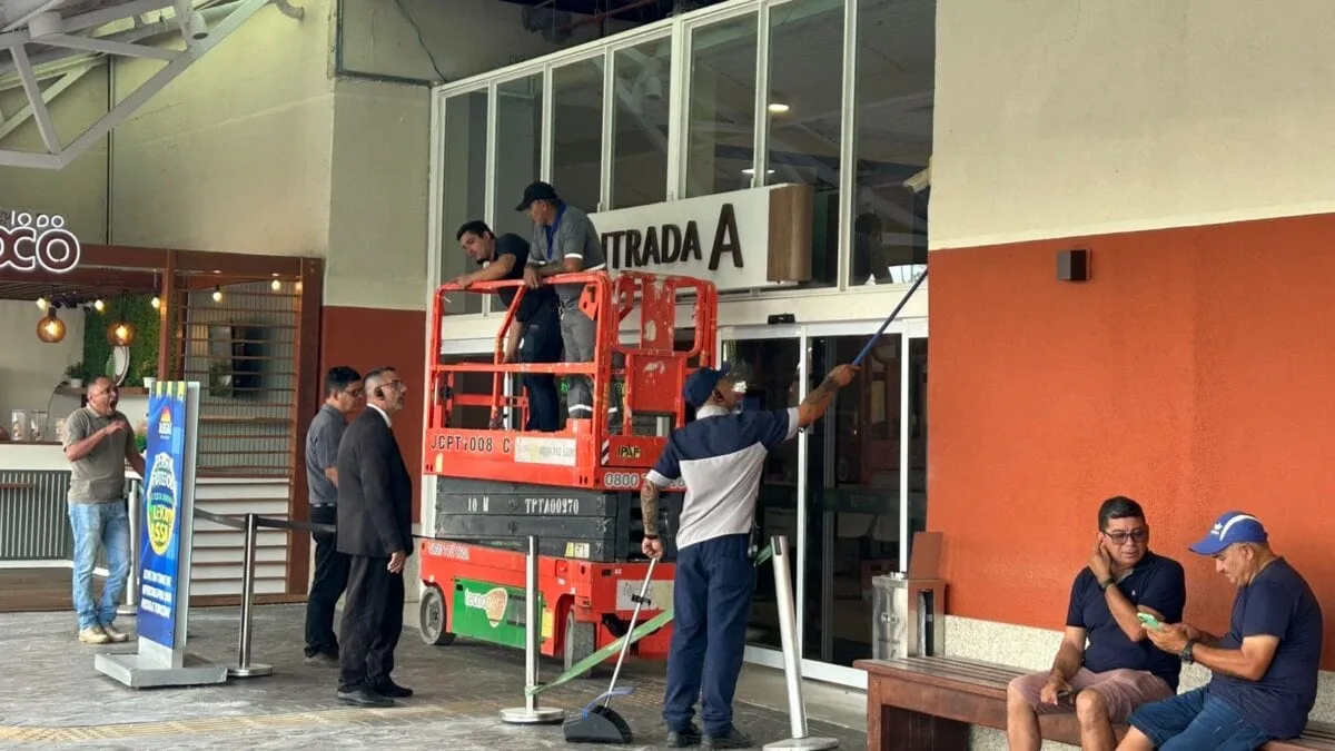 Parte da fachada desaba na entrada do Via Verde Shopping, em Rio Branco