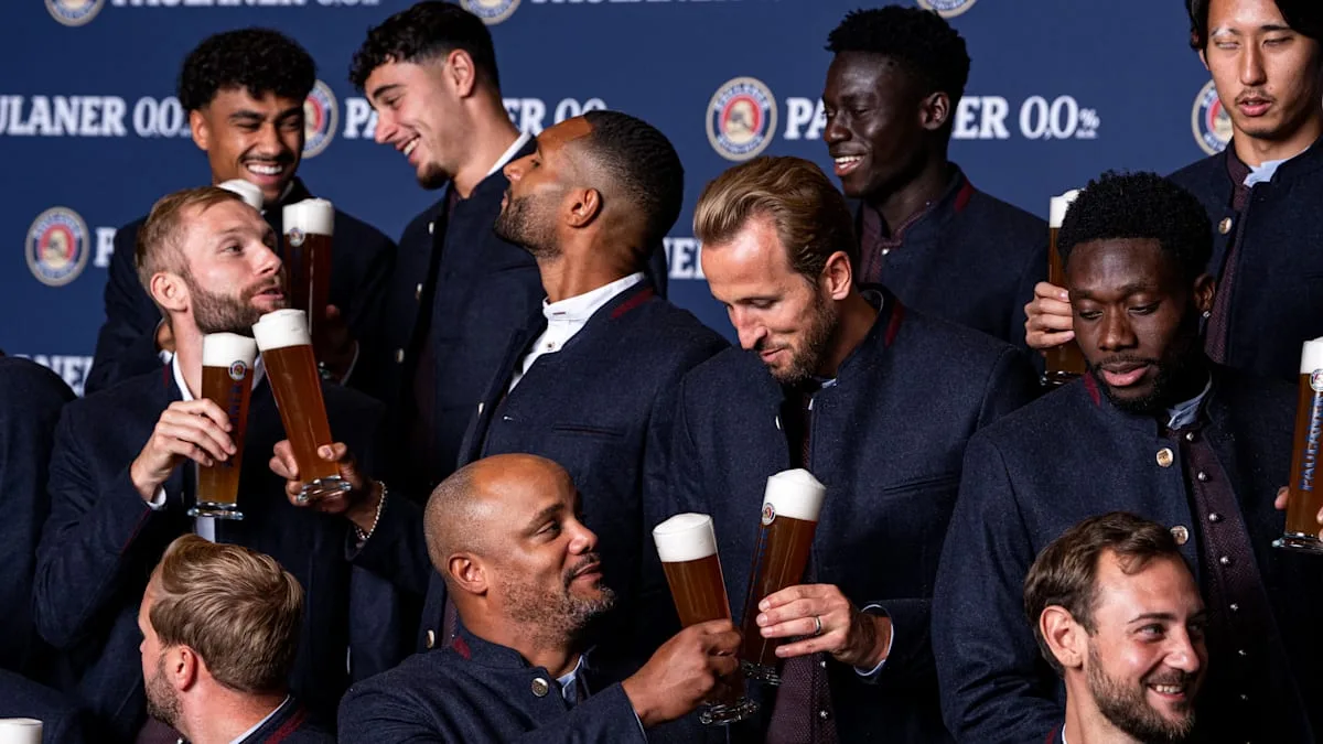Stars des FC Bayern posieren in Lederhosen