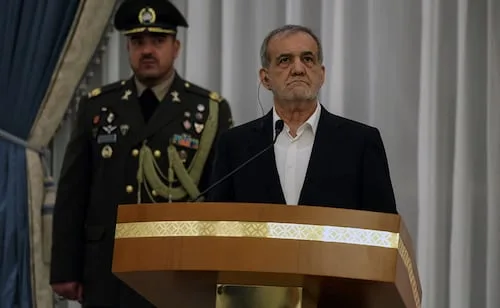 Guerra con EU debería terminar ahora que Irán está "en una posición de fuerza": Pezeshkian; dice que "el mundo reconoce su victoria"