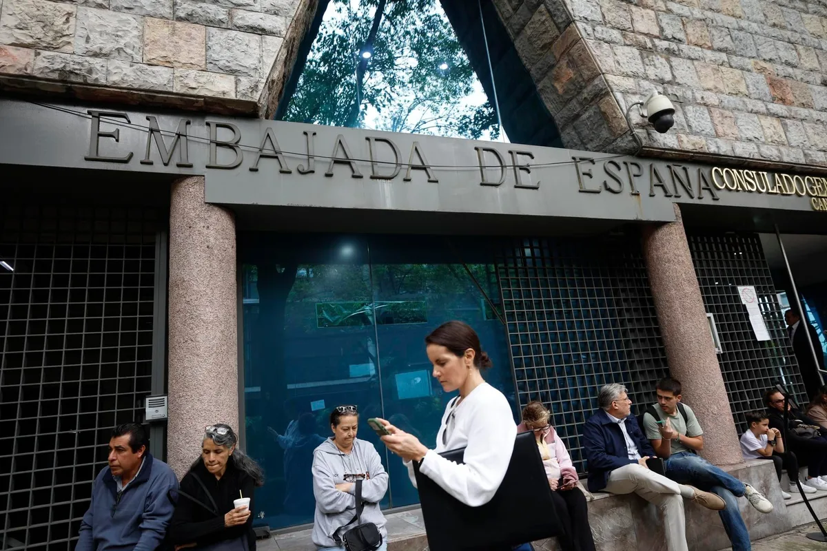 Exteriores mantiene empleados en sus consulados encadenando contratos temporales desde hace 30 años: hay 100 casos que superan el límite legal