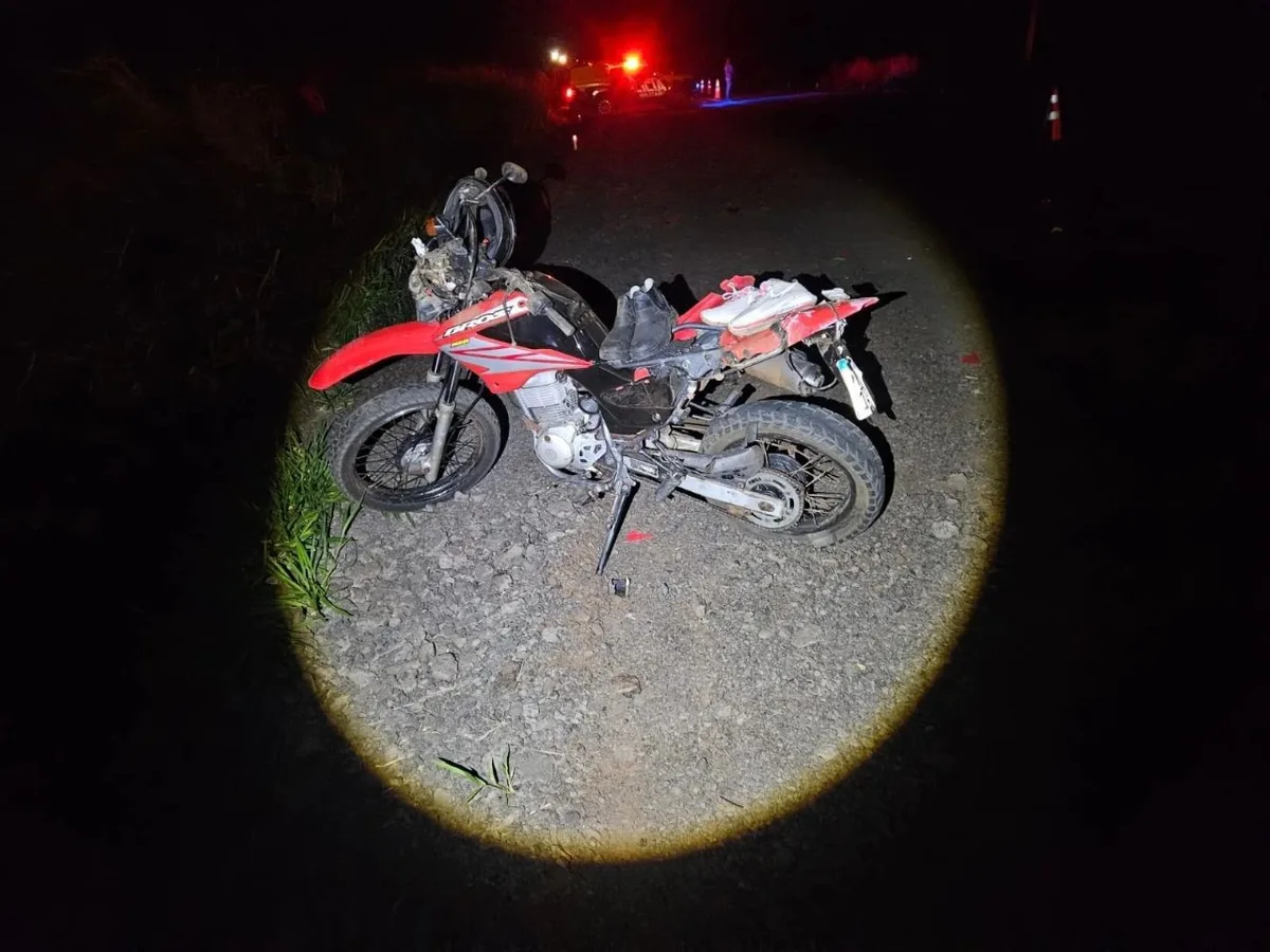 Mulher morre e homem fica ferido após colisão entre moto e caminhão em rodovia de MS