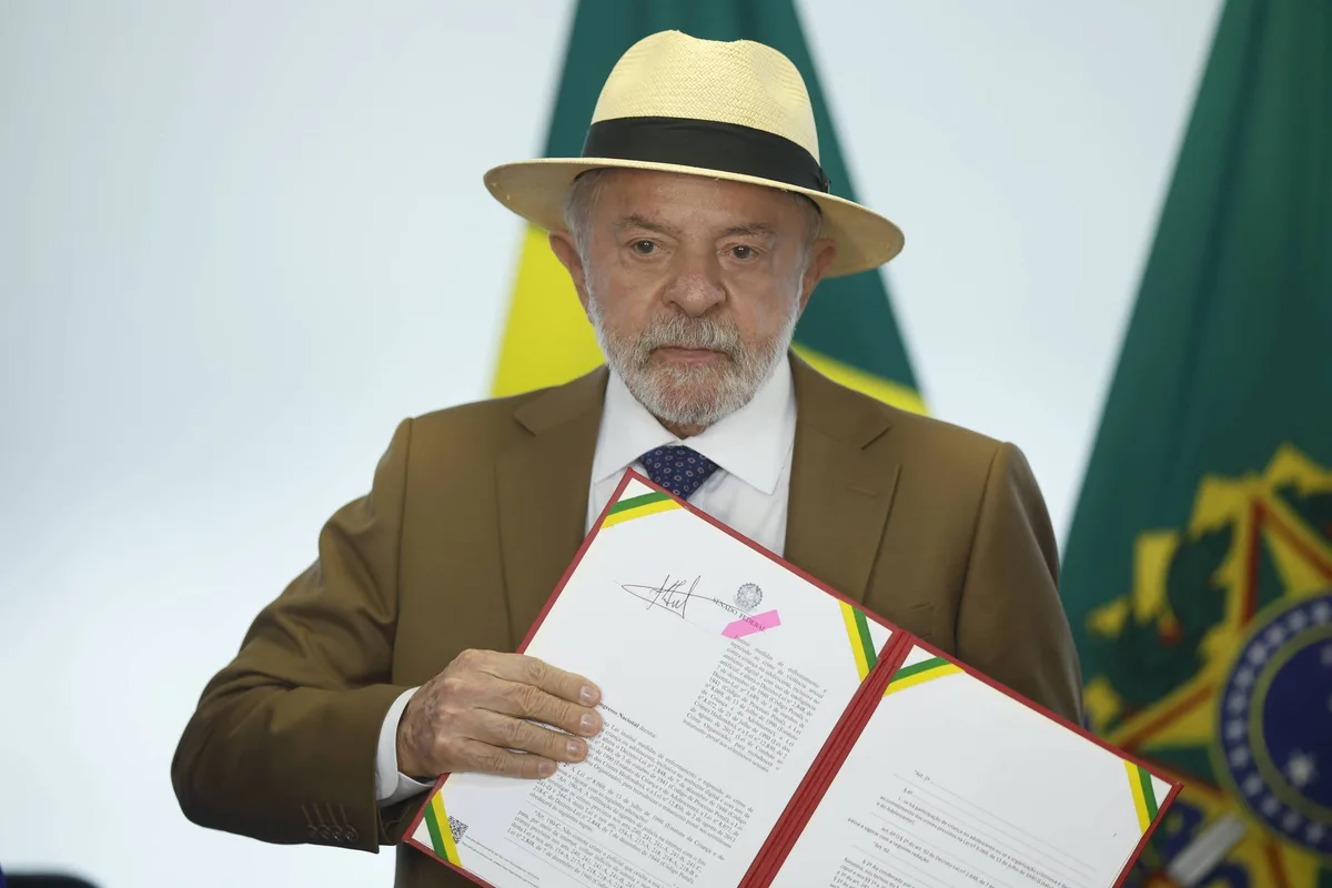 Lula assina decreto que abre mercado livre de energia para pequenos consumidores