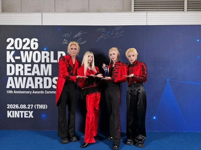 엑스러브, '2026 케이 월드 드림 어워즈'서 데뷔 첫 트로피 거머쥐었다