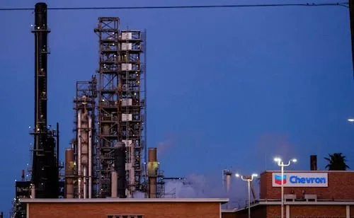 Chevron anuncia acuerdos para duplicar producción petrolera en Venezuela en 5 años; el país superará los 2 millones de barriles, prevé EU