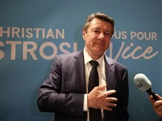 Un coureur cycliste professionnel et la voiture de Christian Estrosi se percutent en pleine descente