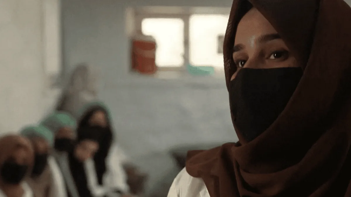 "Mon diplôme, je n'ai jamais eu le droit de l'avoir" : en Afghanistan, les femmes réduites au silence depuis cinq ans