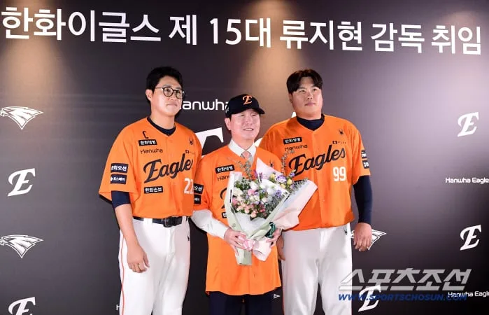 '한화 사령탑 옷피셜 떴다' 류지현 감독, 76번 달고 그라운드 선다 [대전 현장]