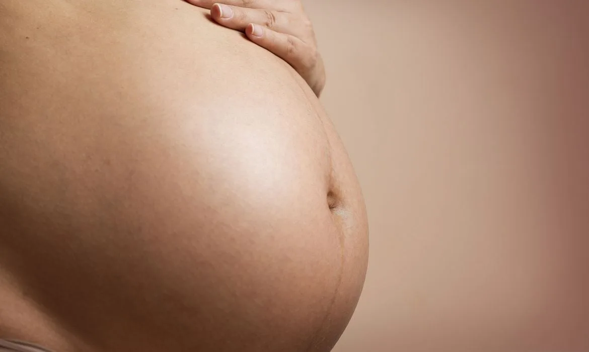 Diretrizes atualizadas mudam conduta e desestimulam uso preventivo de hormônio em parte das gestantes