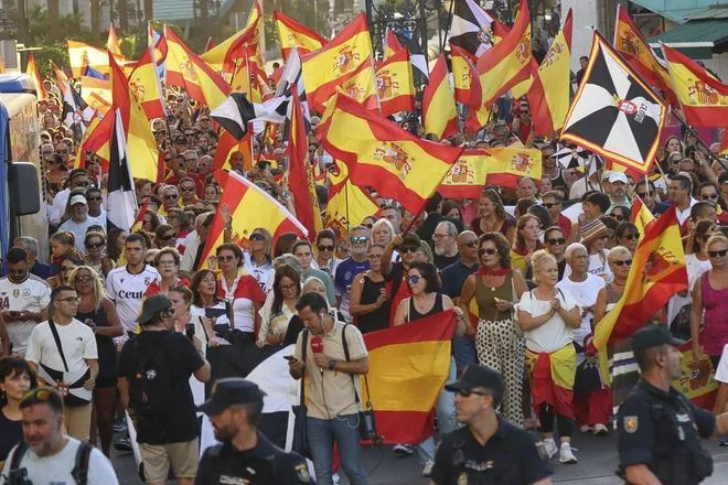 Miles de personas se manifiestan al grito de "Ceuta unida jamás será vencida" en defensa de la ciudad