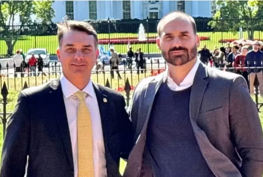 Flávio e Eduardo Bolsonaro pediram reunião com Vorcaro no dia da fuga de Eduardo aos EUA, revela PF