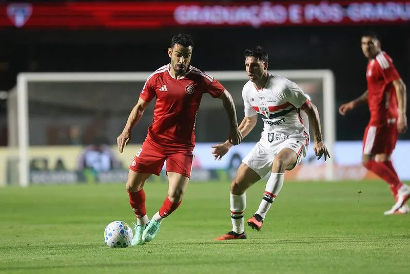Calleri decide de pênalti e São Paulo vence Inter em noite de protesto
