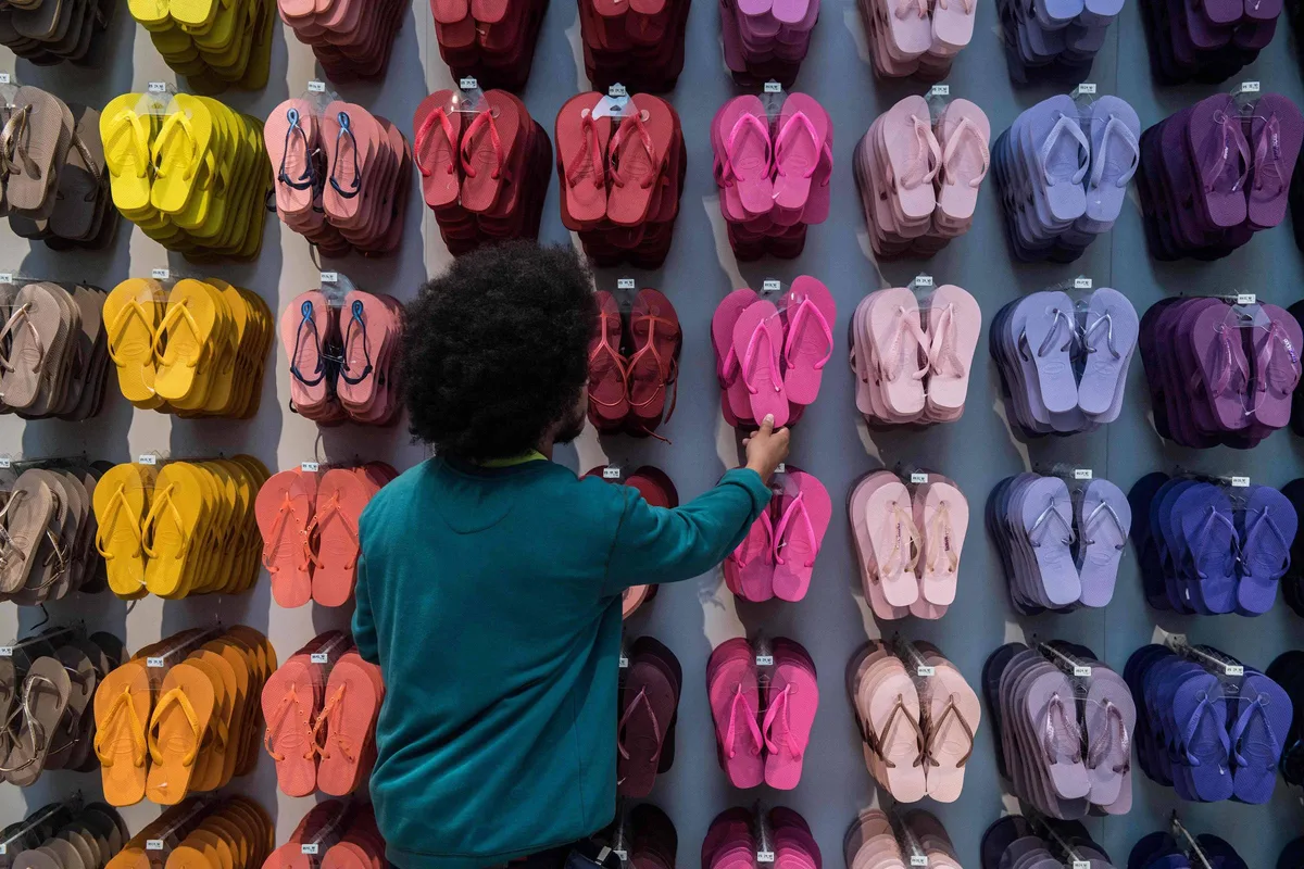 Queridinho no Brasil, chinelo vira tendência no verão do hemisfério norte