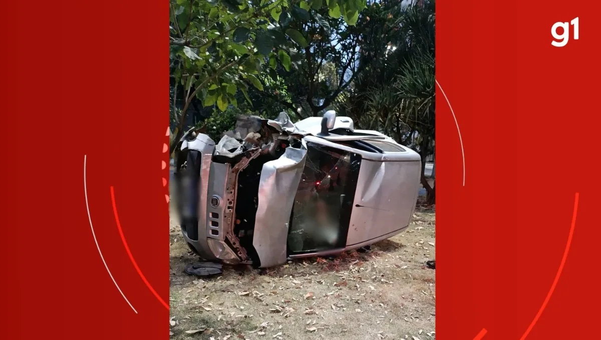 Motorista perde controle de carro, bate em árvore e capota em rotatória no Centro de Governador Valadares