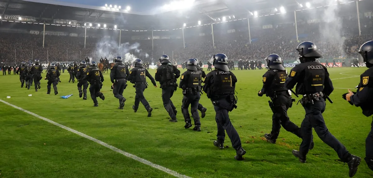 Polizei zieht erste Bilanz zum Skandalspiel – 35 Beamte verletzt