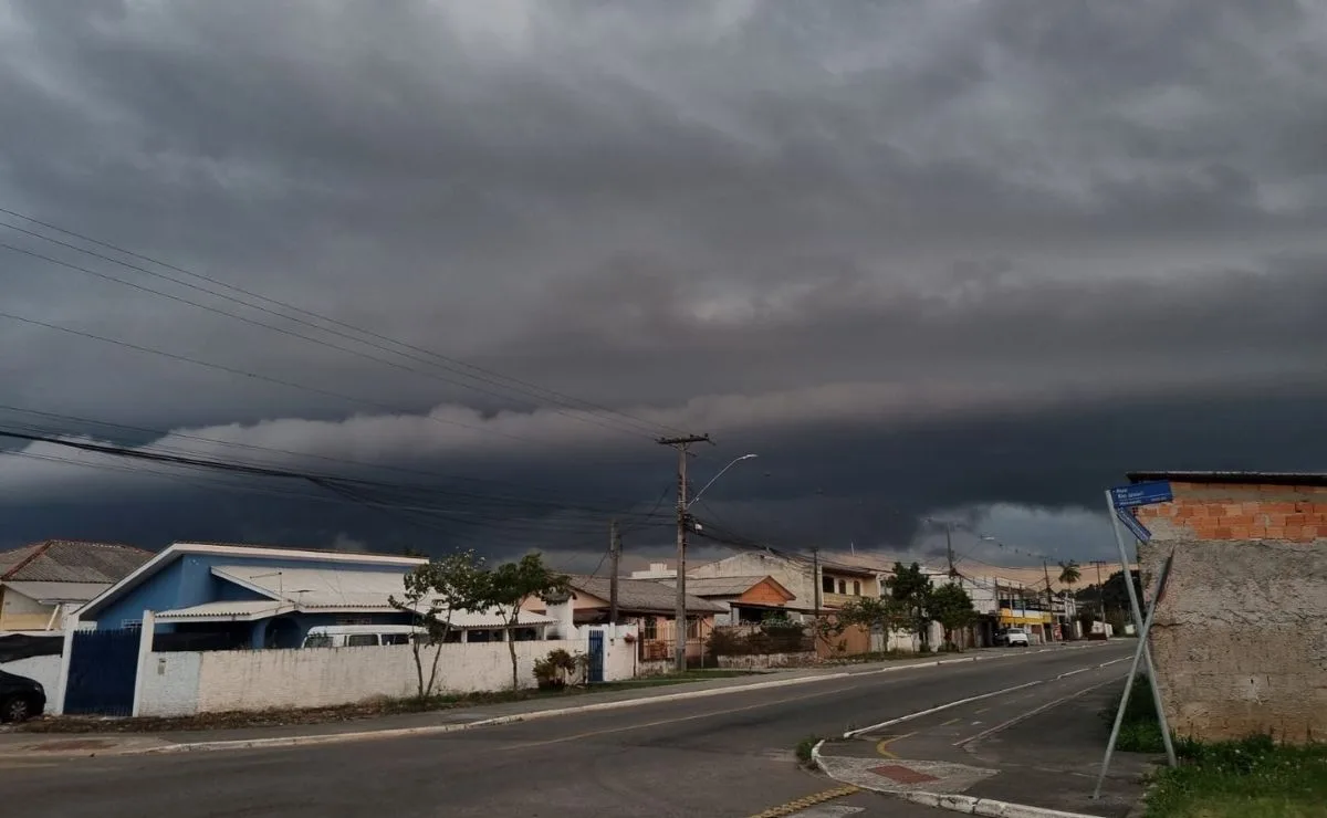 Paraná tem alerta amarelo de tempestade para 214 cidades nesta sexta; veja a lista completa