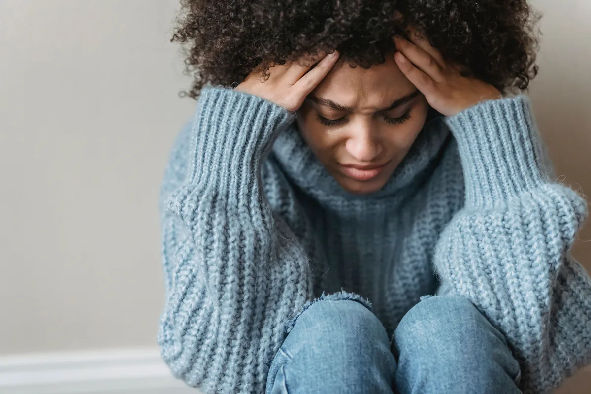 Estresse no início da vida deixa marca nos neurônios e aumenta risco de depressão
