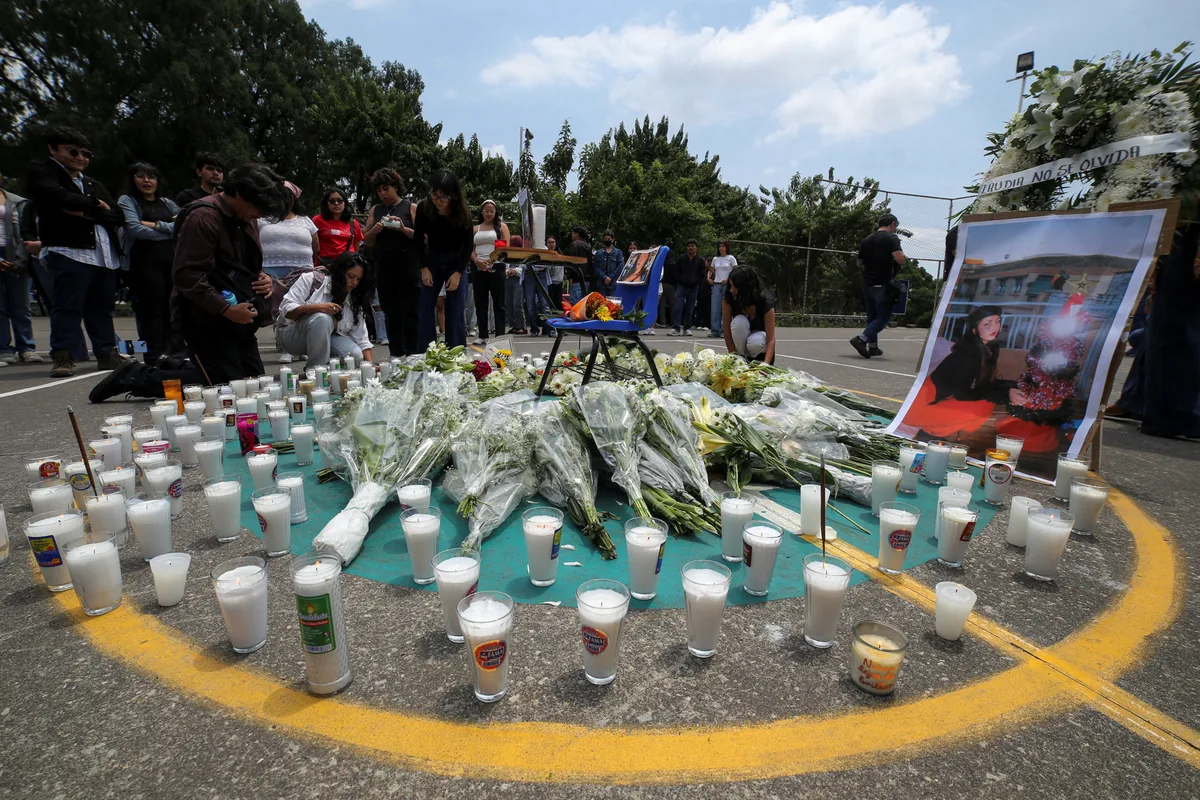 Rinden homenaje a estudiante española asesinada en UAEM: exigen justicia por su feminicidio