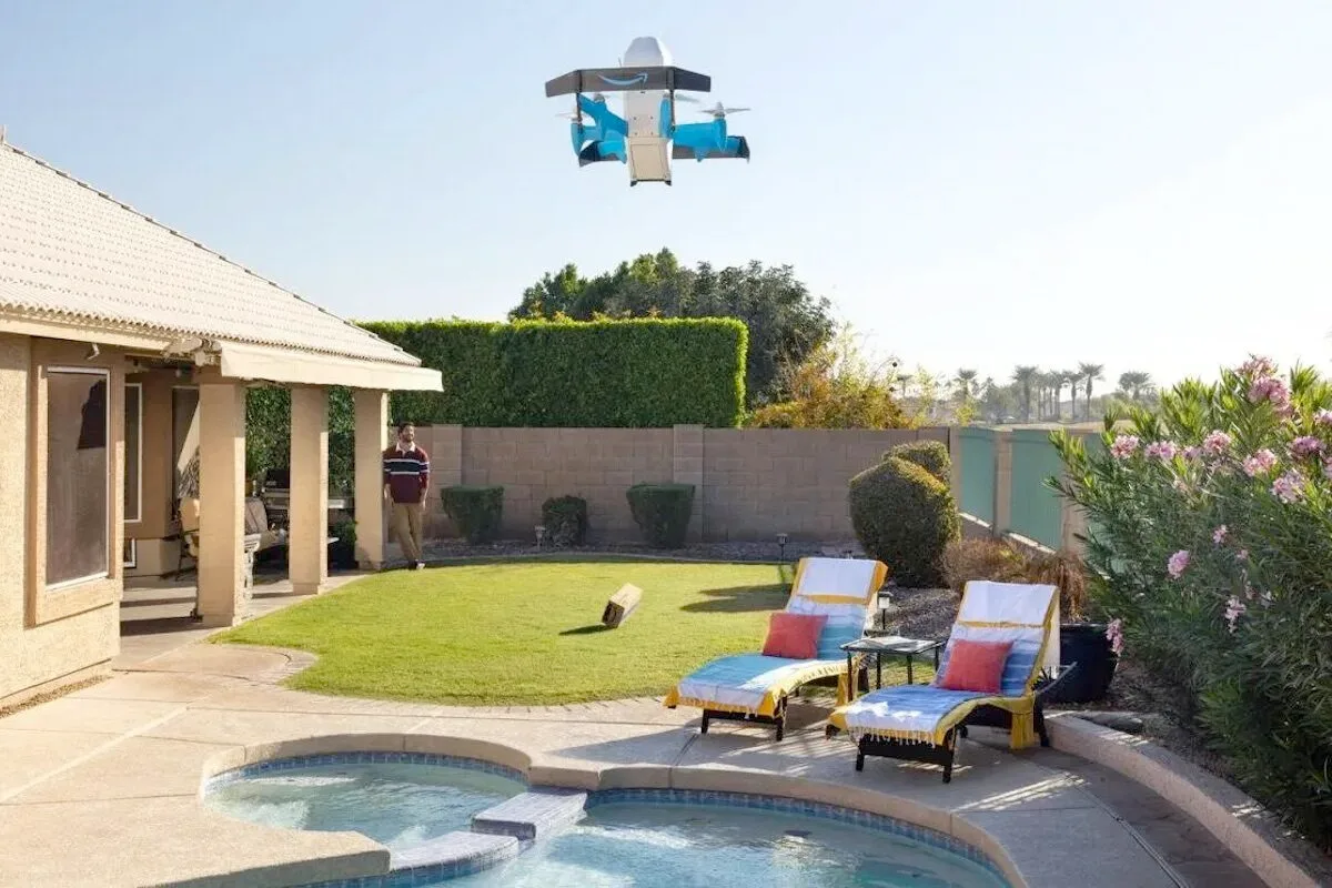 Encomenda da Amazon voou até ao Texas — e aterrou numa piscina