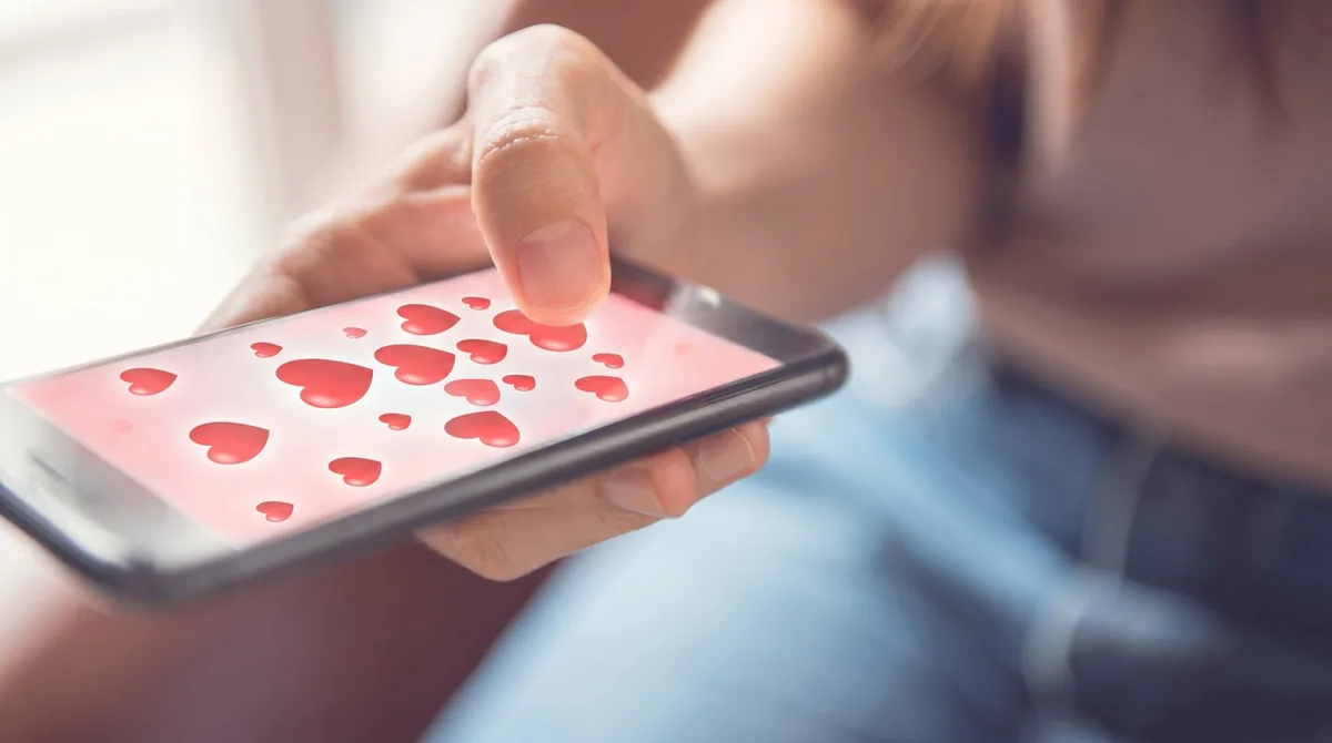 Del amor intenso a la manipulación: conoce las tres fases del love bombing