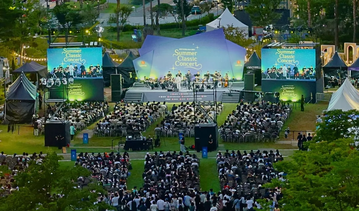 신동빈이 제안한 무료 클래식 공연... 롯데, 여름 대표 행사로 키운다