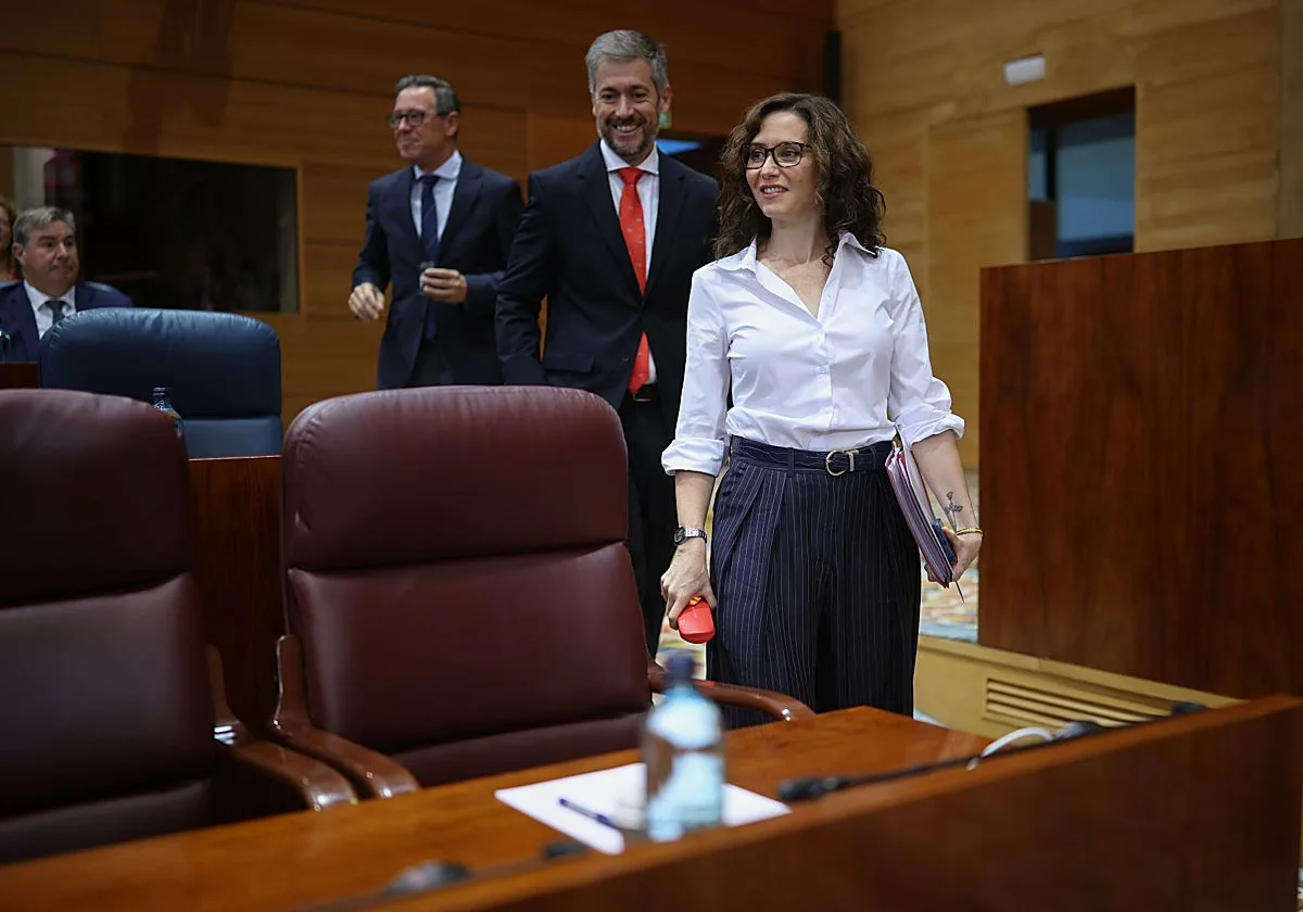 Ayuso anuncia una carrera docente que supondrá subidas de sueldo de hasta 350 euros para sus profesores